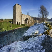 Църква и гробище с мразов на тревата и каменната стена; Egningham Northumberland England Poster Protter